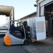 What are the benefits of lithium ion batteries in forklifts