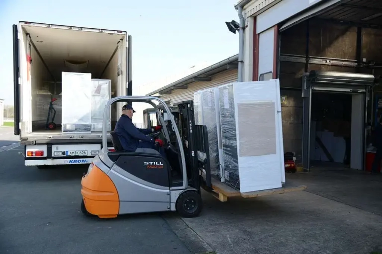 What are the benefits of lithium ion batteries in forklifts